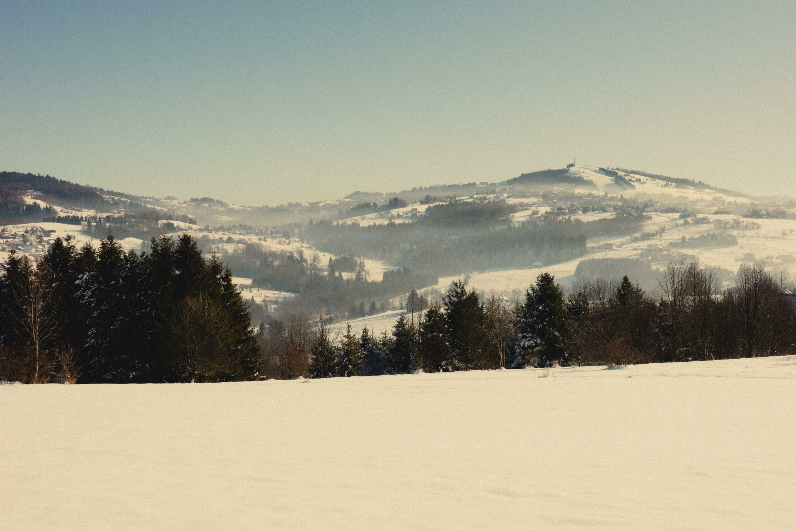 stok narciarski z ośnieżonymi górami w tle